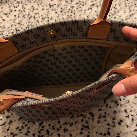 Dooney & Bourke small tote. EUC. Navy and brown. - Picture 4 of 8